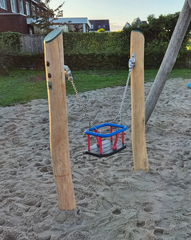 Babyschommel bij speeltuin 't Speelcamp in Ewijk