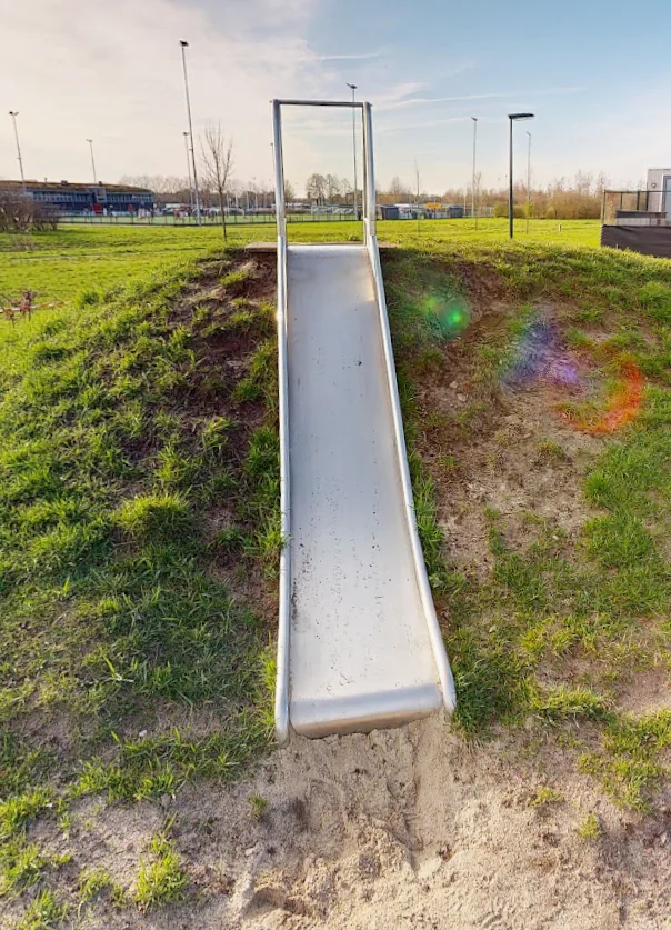 Glijbaan op de heuvel bij speeltuin 't Speelcamp in Ewijk