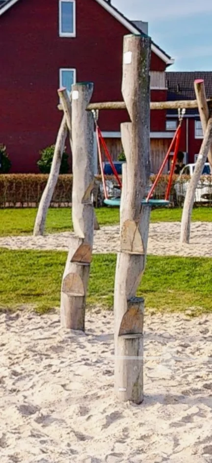 Klimpalen bij speeltuin 't Speelcamp in Ewijk