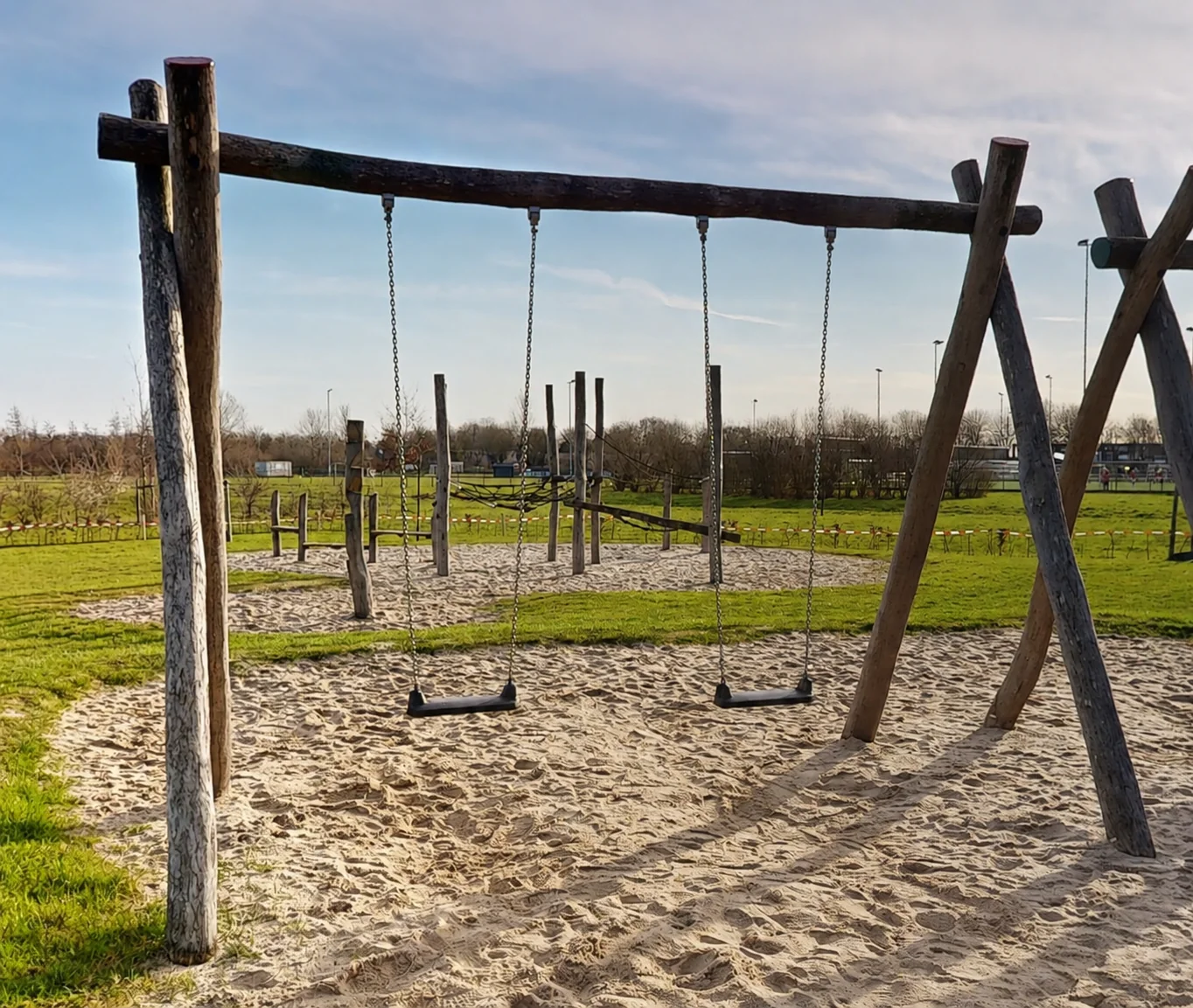 Dubbele schommel bij speeltuin 't Speelcamp in Ewijk