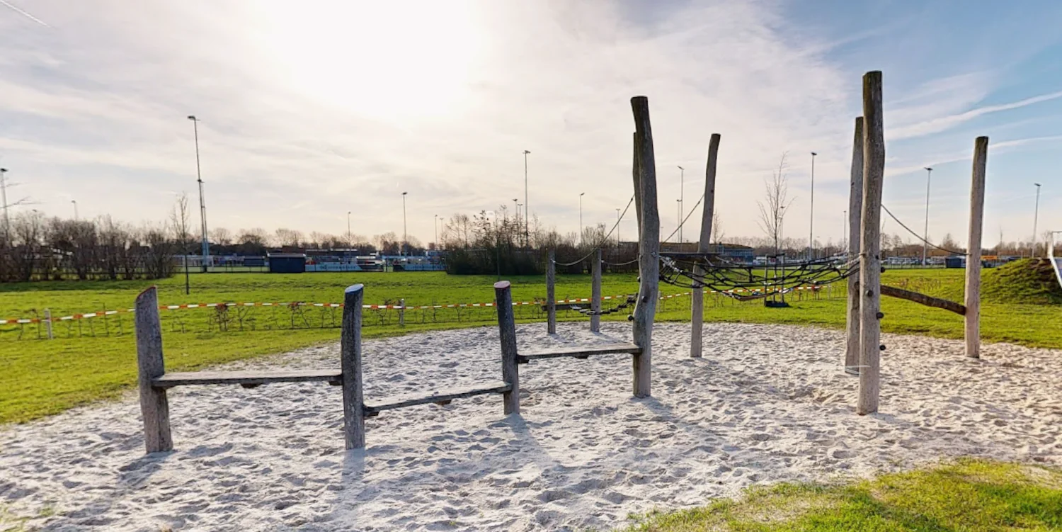 Klim- en spinnenweb bij speeltuin 't Speelcamp in Ewijk