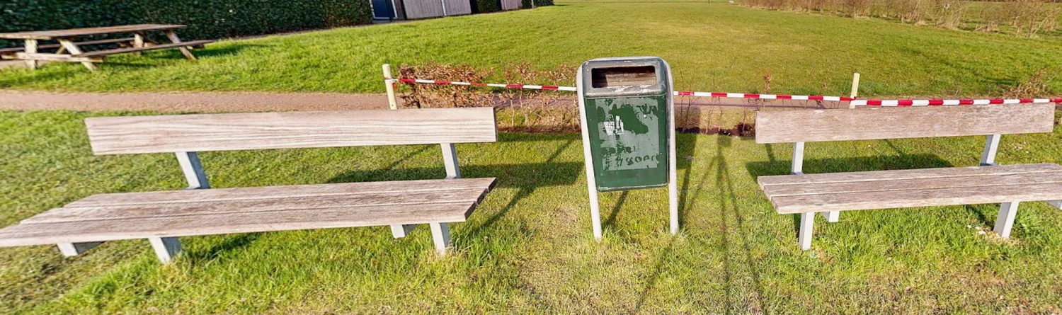 Zitbankjes bij speeltuin 't Speelcamp in Ewijk