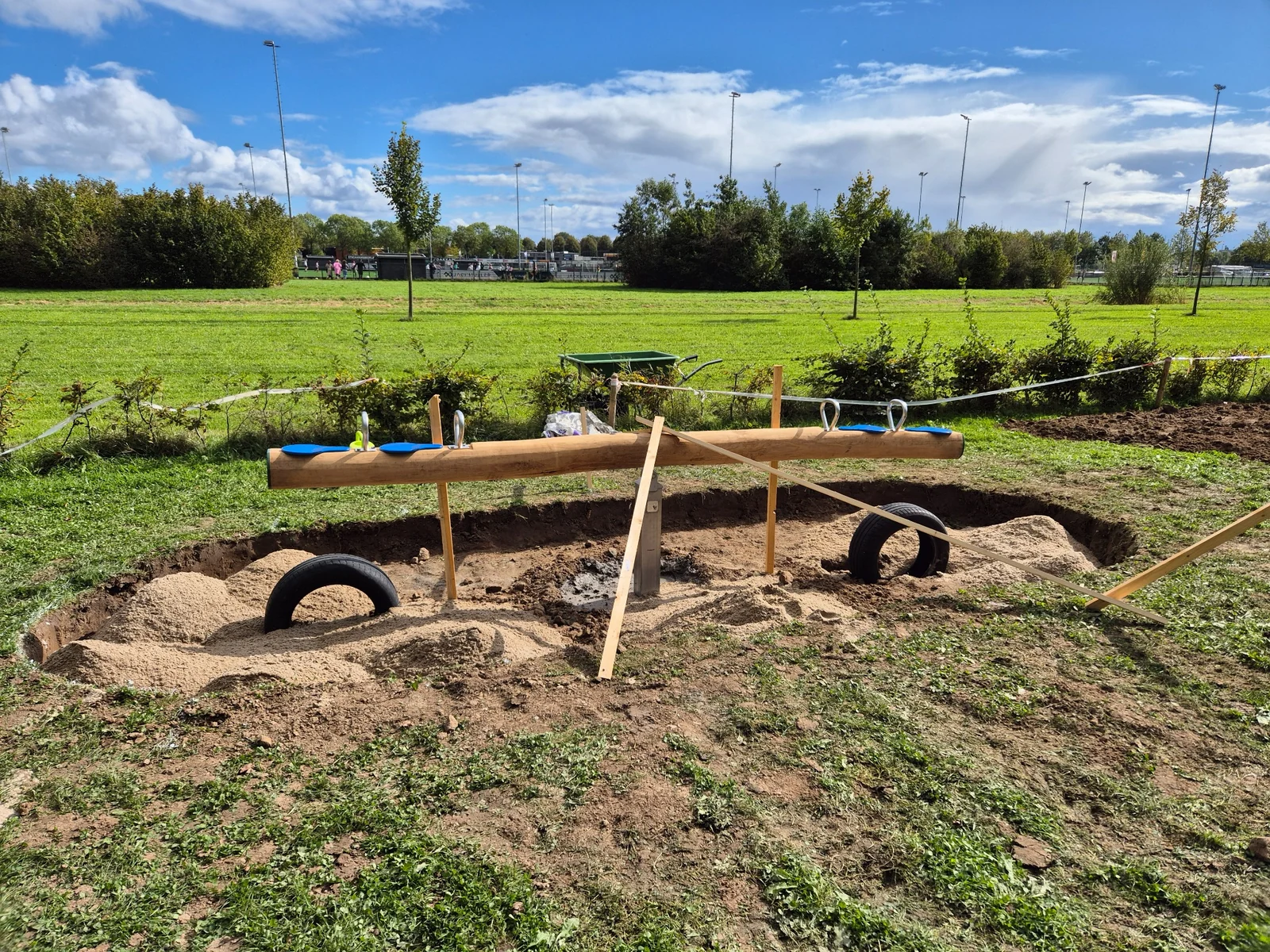 Voorbeeld van werkzaamheden aan een nieuw speelelement en uitbreiding van de speeltuin.